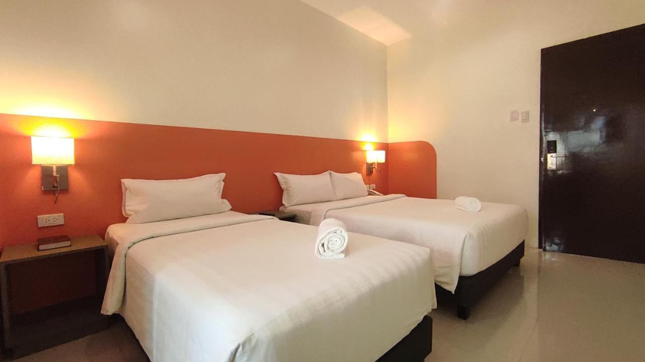 Travelbee Airport Inn Мактан Экстерьер фото