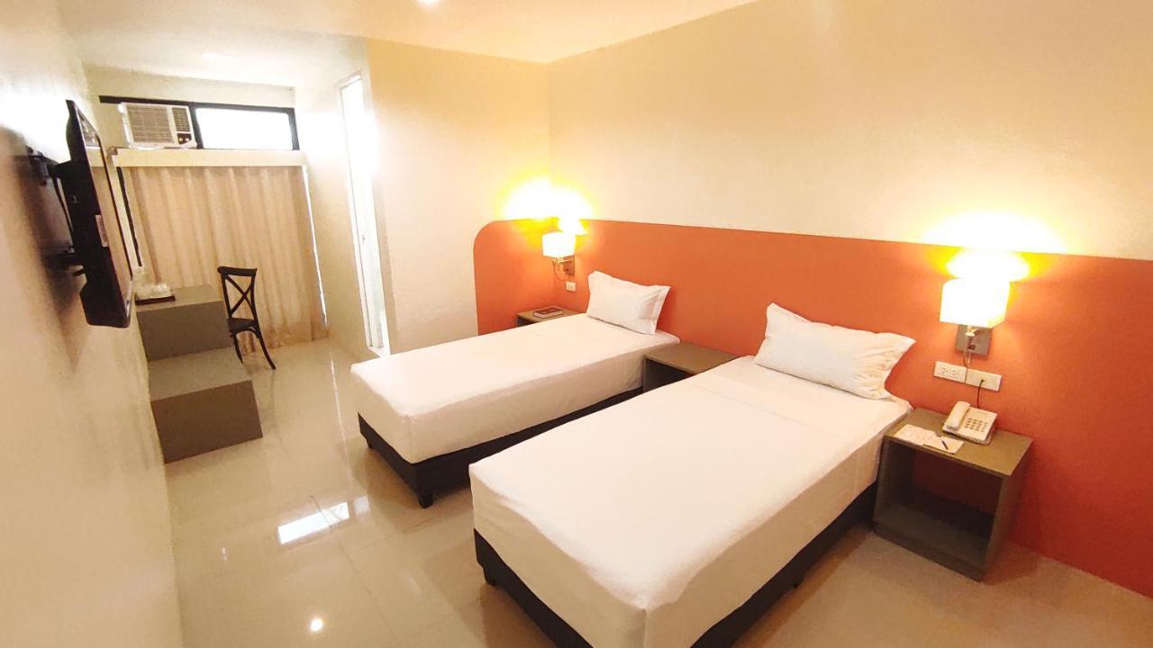 Travelbee Airport Inn Мактан Экстерьер фото