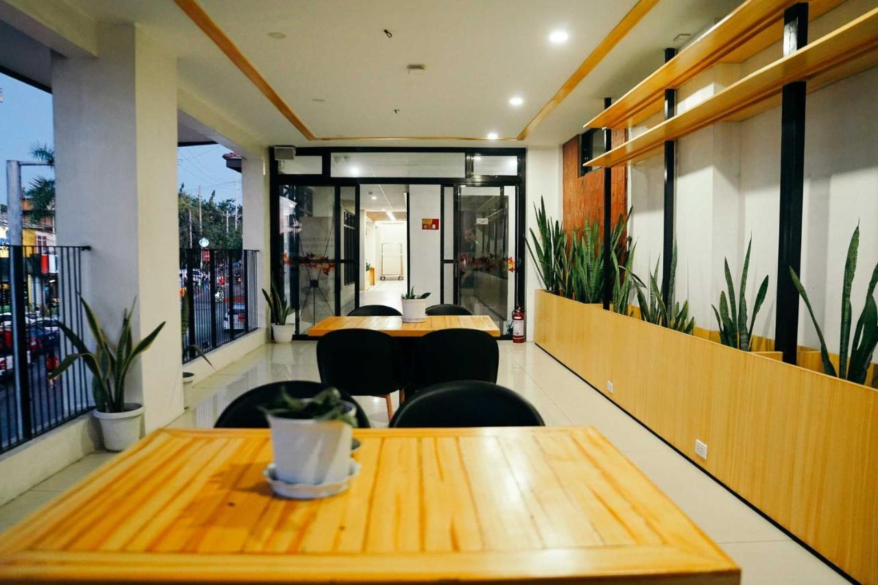 Travelbee Airport Inn Мактан Экстерьер фото