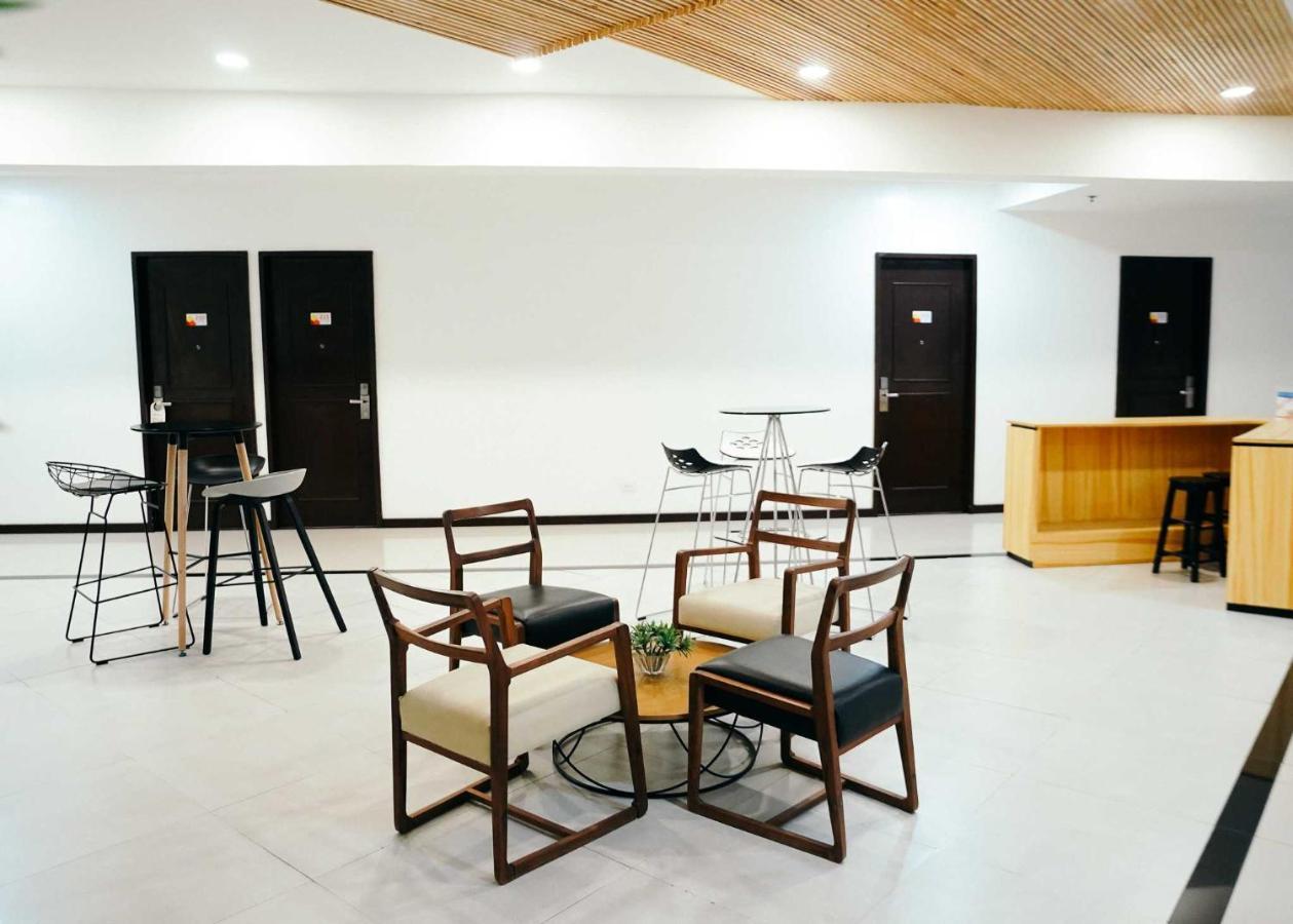 Travelbee Airport Inn Мактан Экстерьер фото