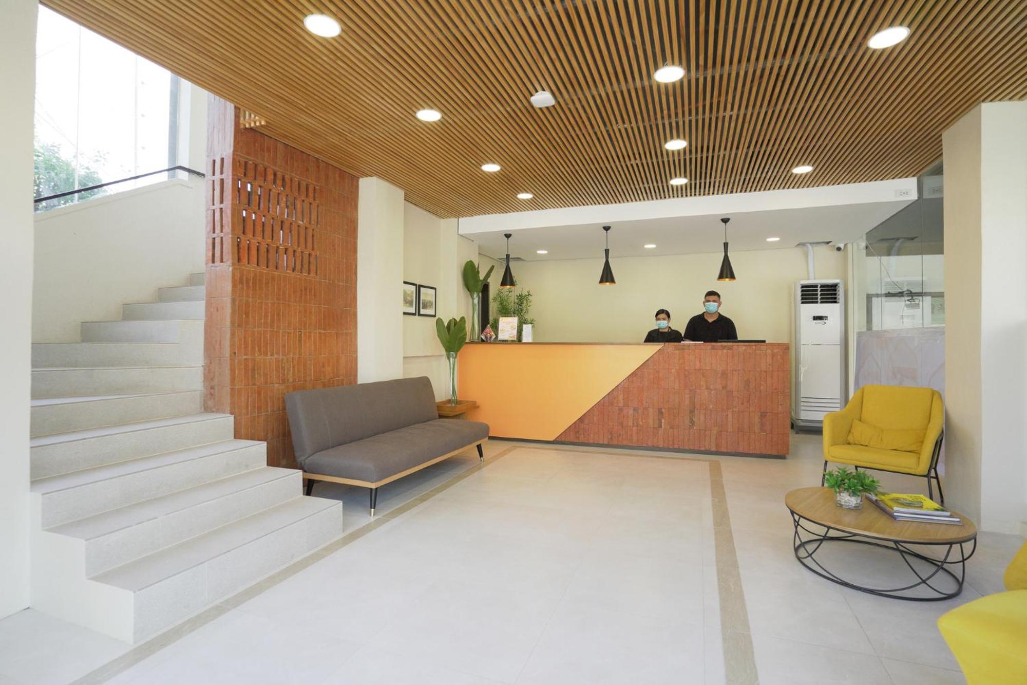 Travelbee Airport Inn Мактан Экстерьер фото