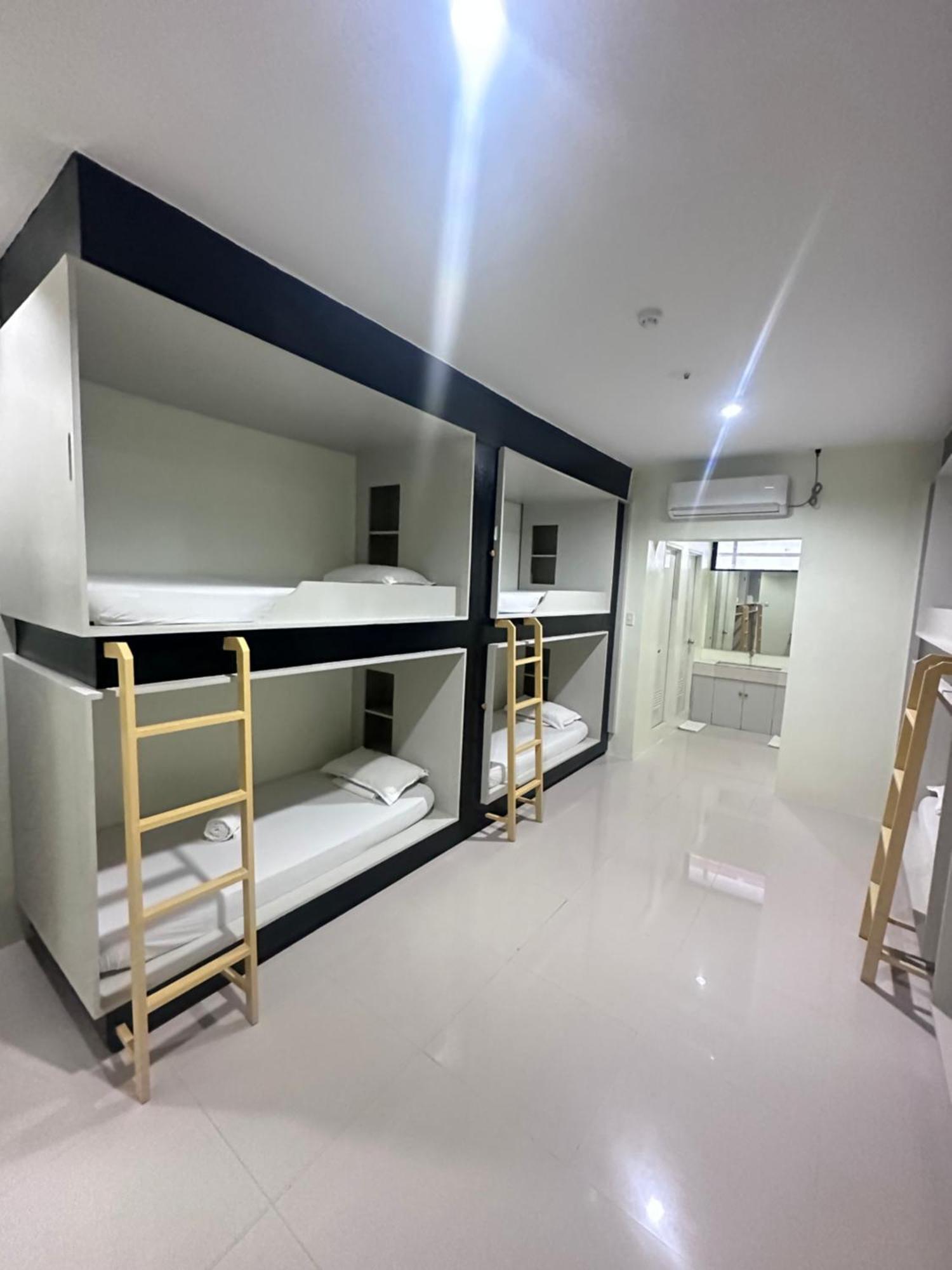 Travelbee Airport Inn Мактан Экстерьер фото