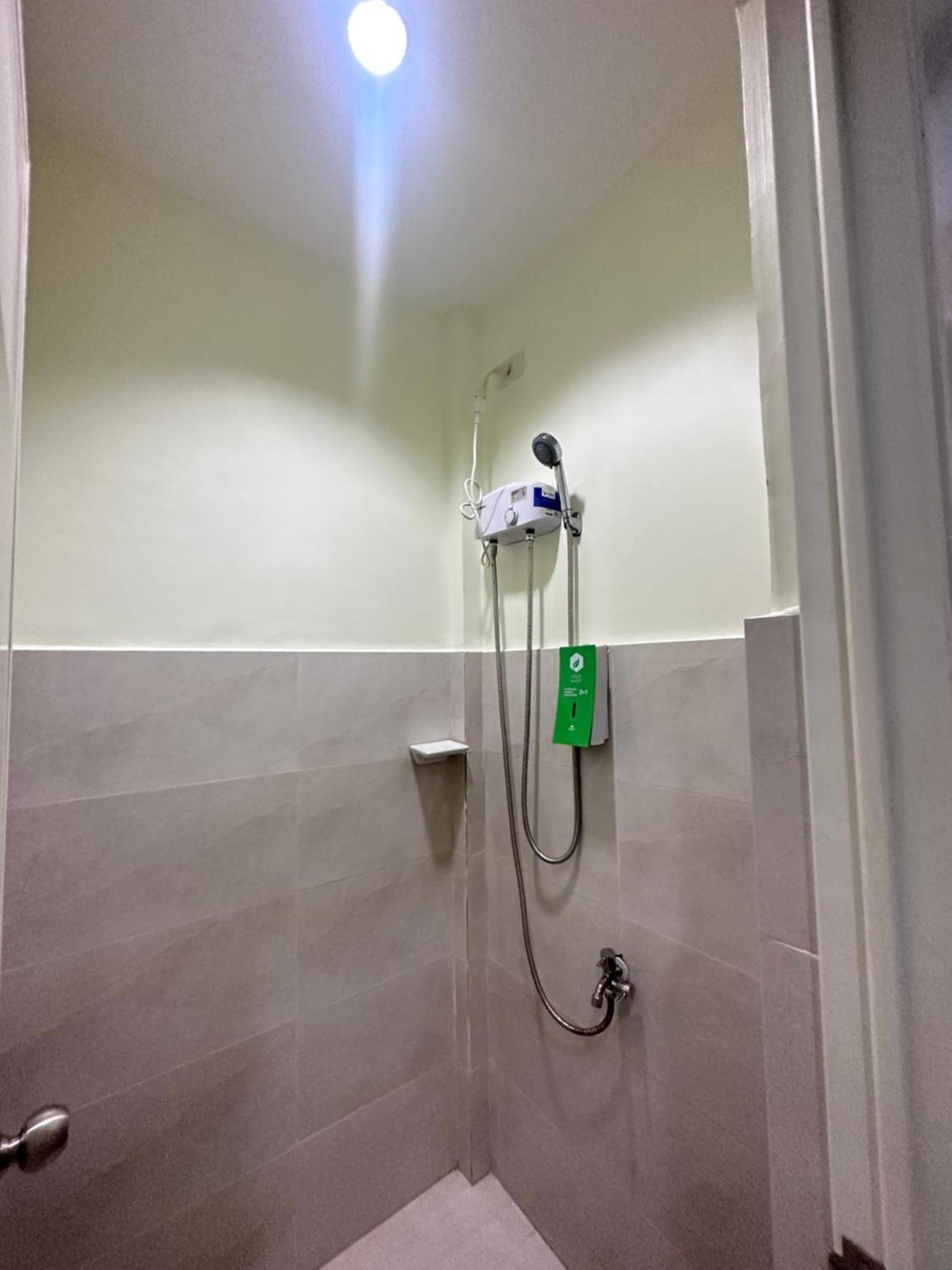 Travelbee Airport Inn Мактан Экстерьер фото