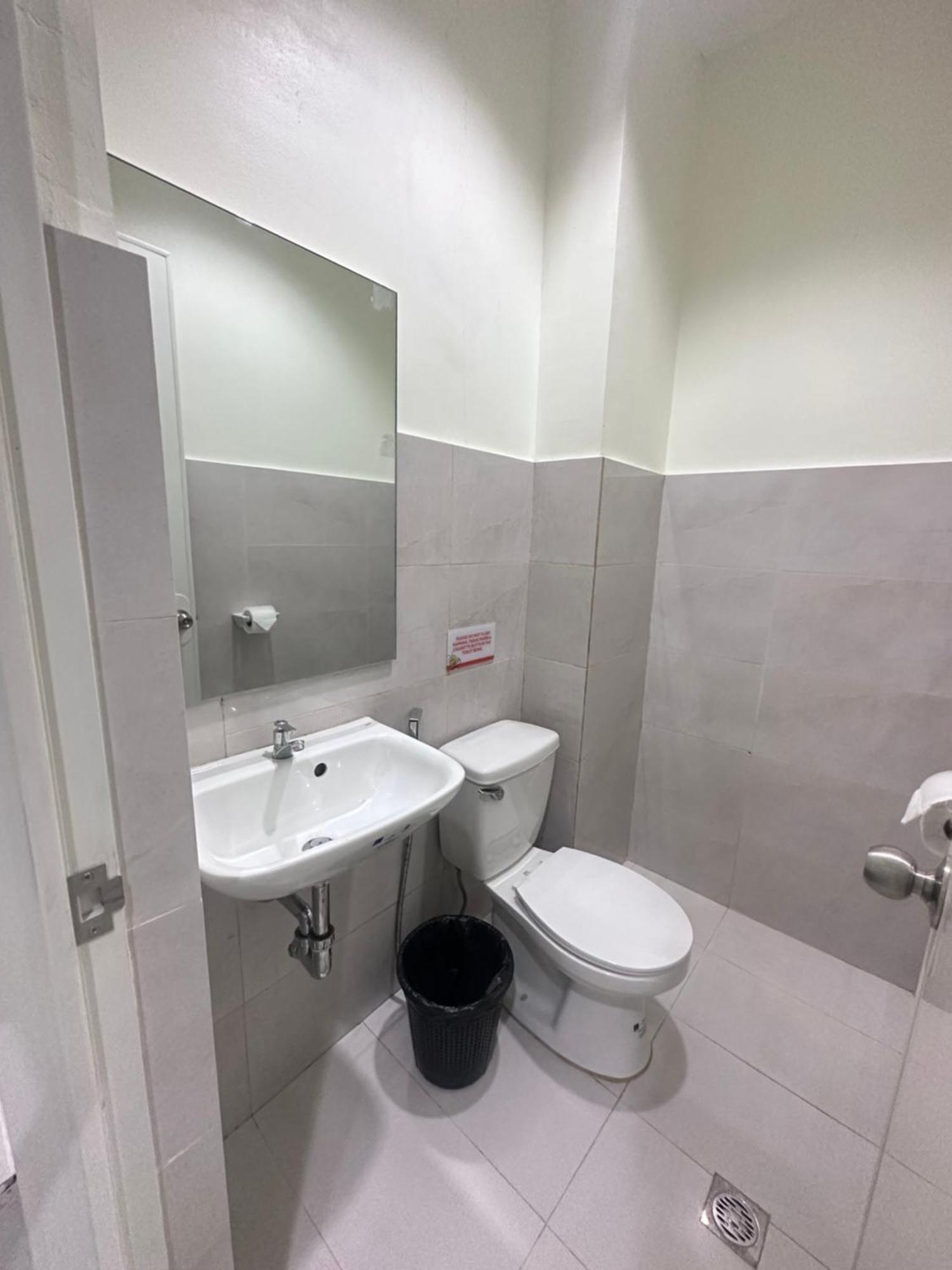 Travelbee Airport Inn Мактан Экстерьер фото