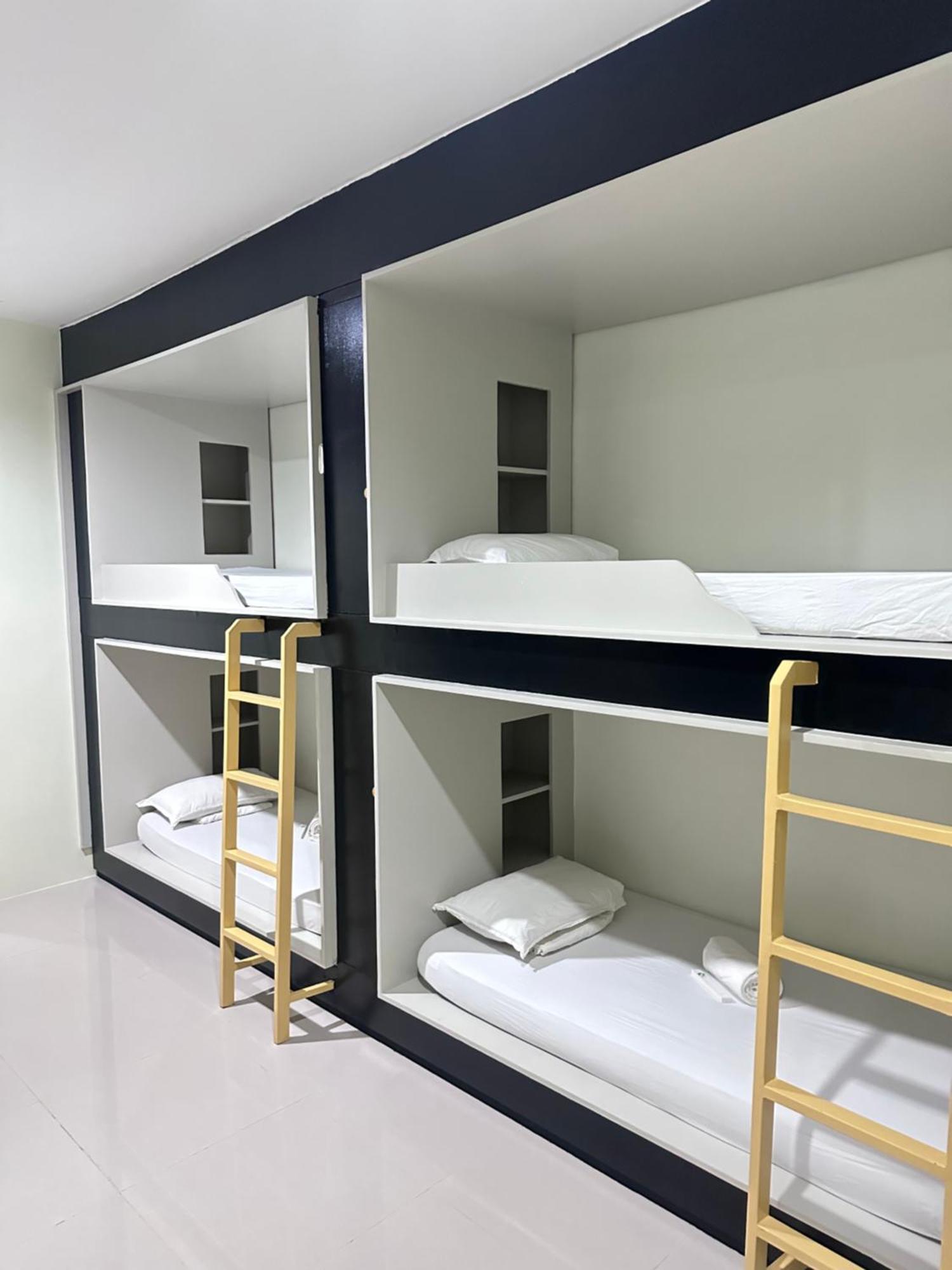 Travelbee Airport Inn Мактан Экстерьер фото