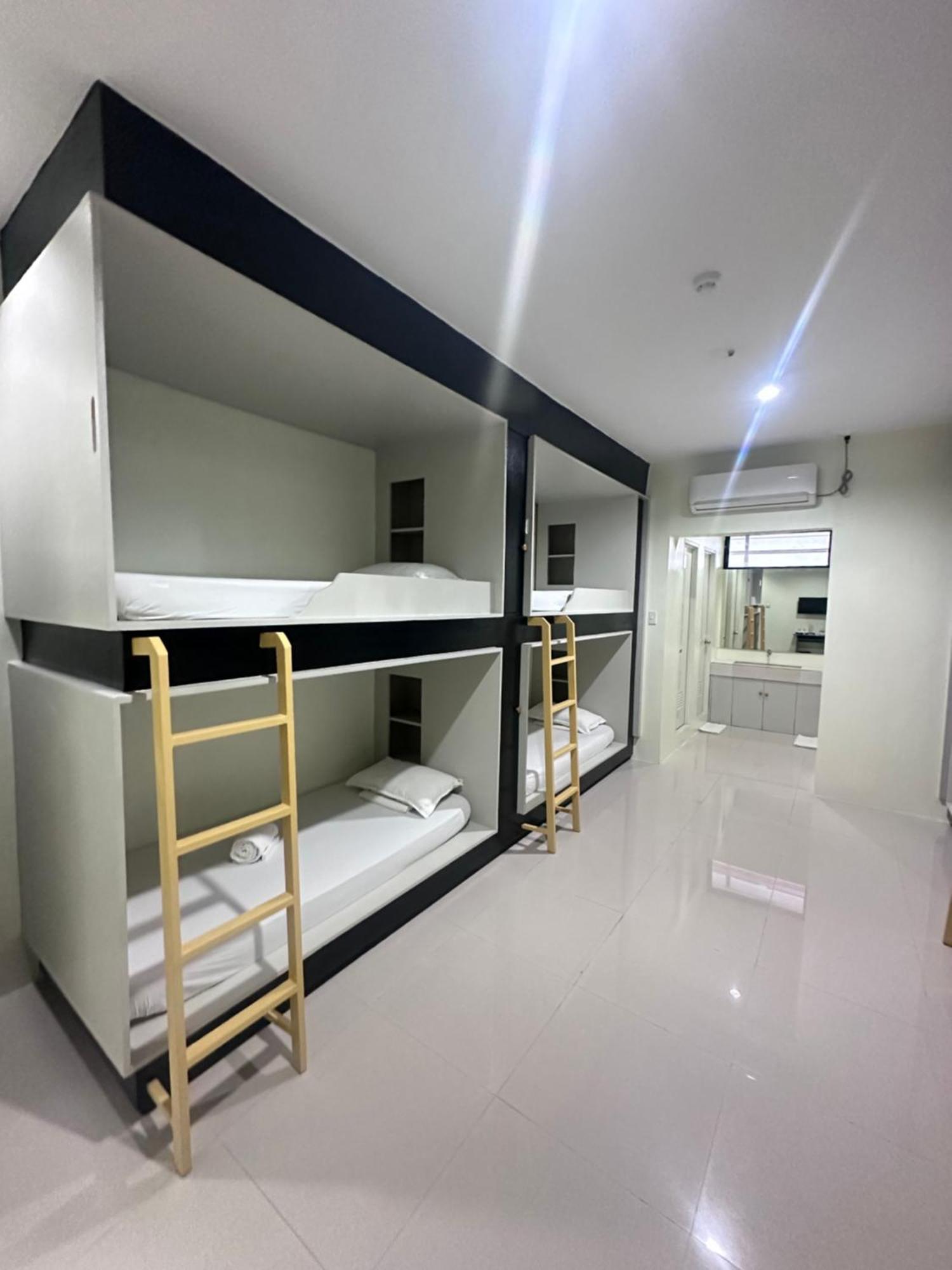 Travelbee Airport Inn Мактан Экстерьер фото