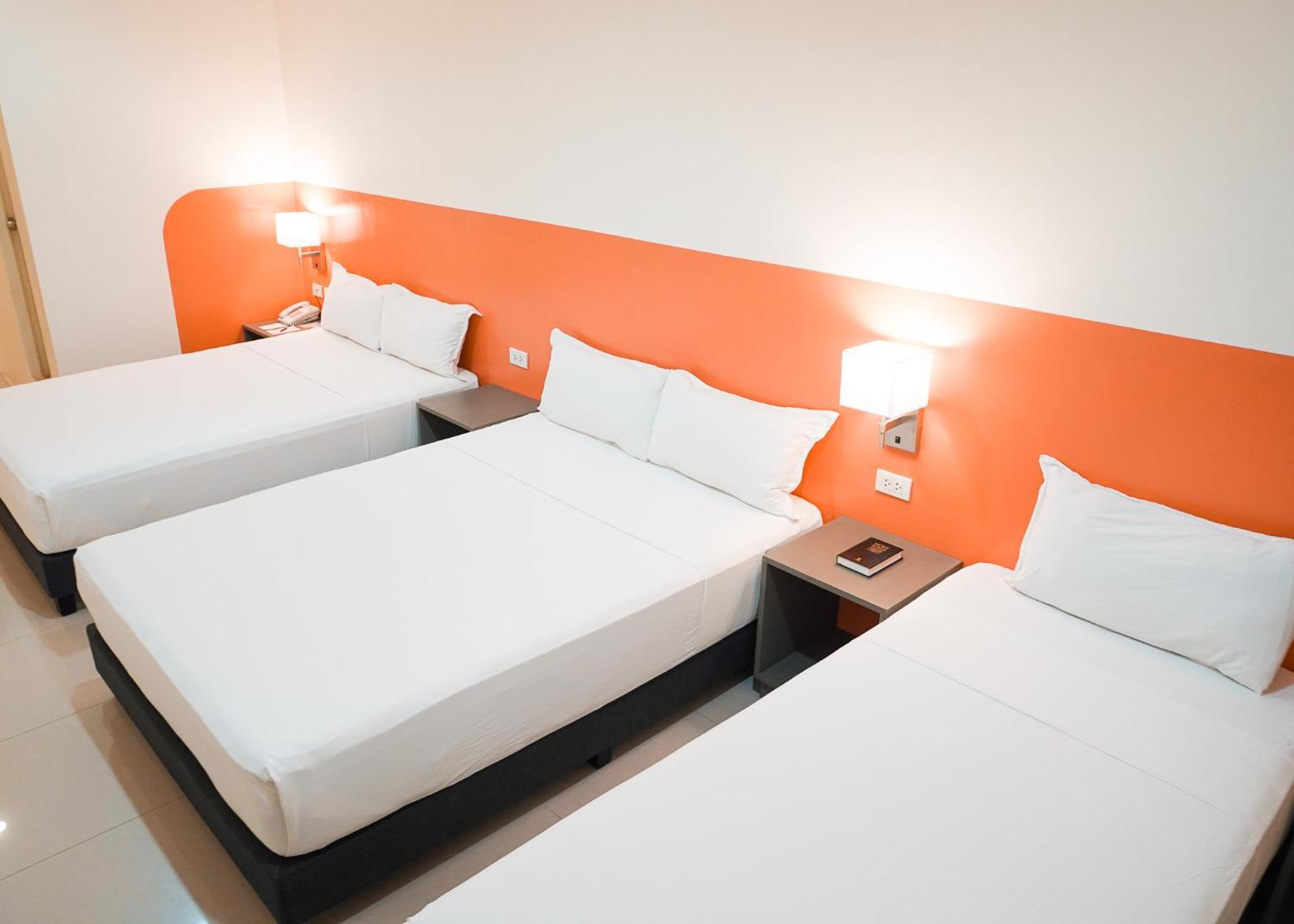 Travelbee Airport Inn Мактан Экстерьер фото