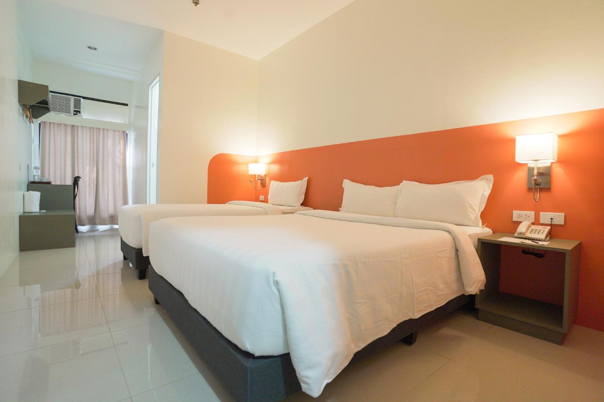 Travelbee Airport Inn Мактан Экстерьер фото